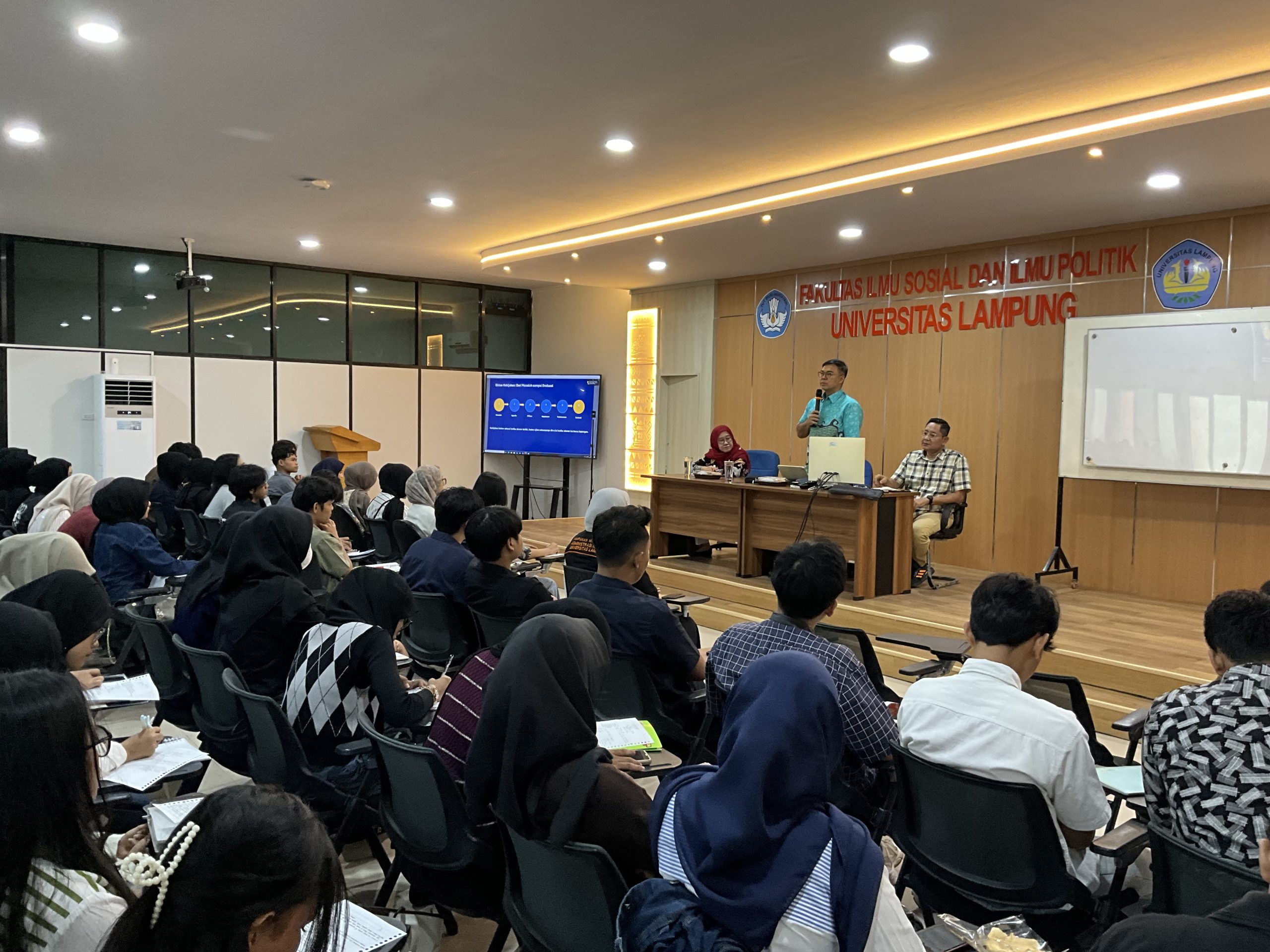 Read more about the article Kuliah Tamu Adm Negara Unila Hadirkan Rycko Menoza, Bahas Dinamika Kebijakan Publik dari Konsep hingga Praktik